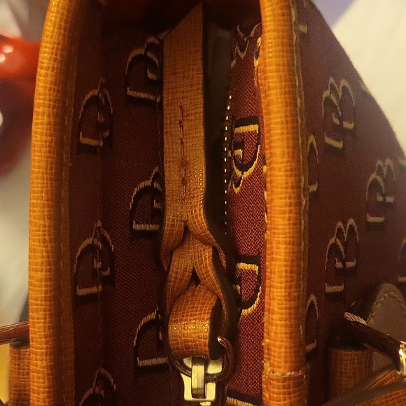 Dooney & bourke rose black gold same size to mustard - Picture 8 of 11